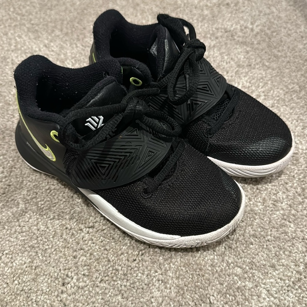 Kyrie Irving Flytrap 3 Boys size 11c